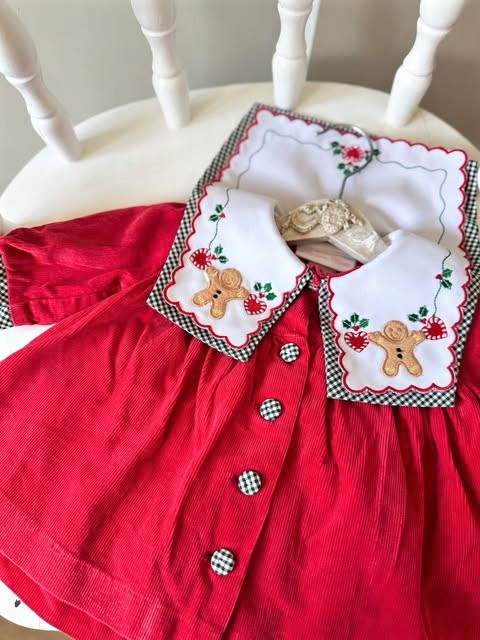 Photography Of A Man - Robe rouge bouffante brodée avec motif
